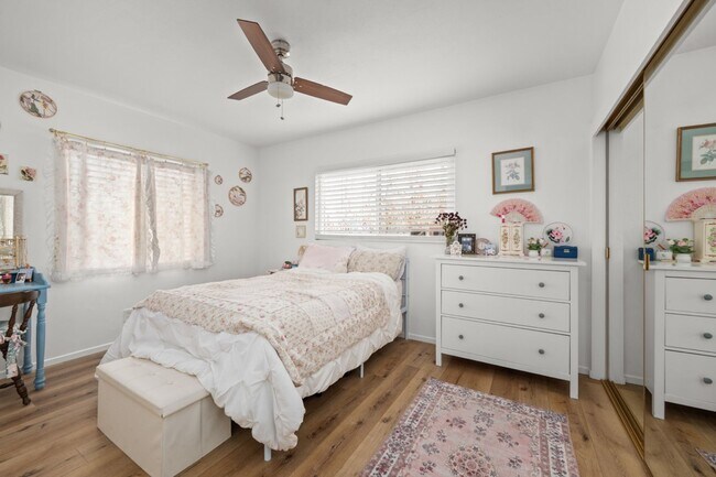 Building Photo - Semi furnished!