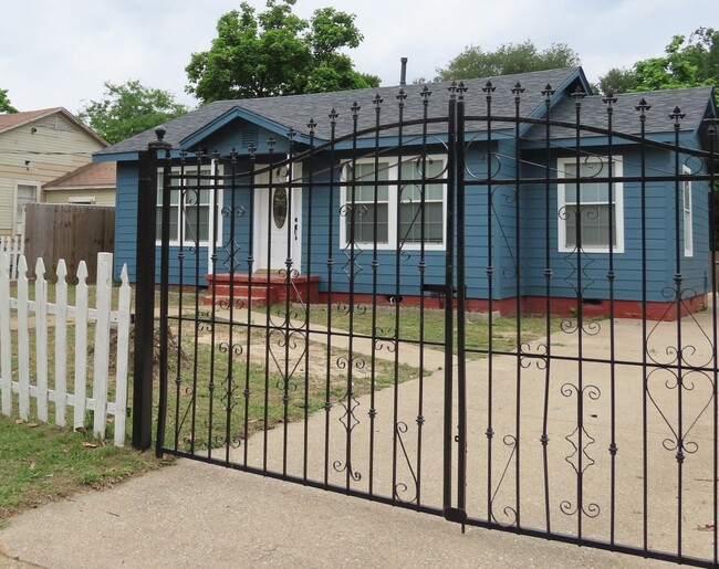 Building Photo - Quaint West Side  3 bedroom 2 Bath Home!