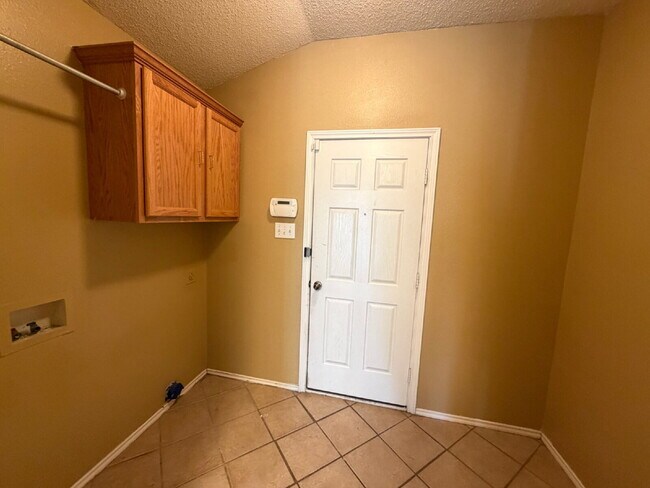 Building Photo - Beautiful House Located A Few Blocks From Elementary & Close Access To S.Loop 289 & Interstate!