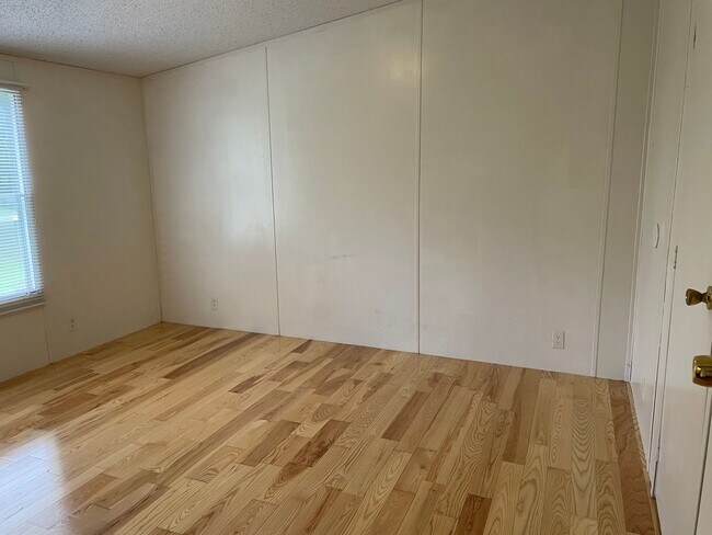 Building Photo - Three Bedroom Trailer Home in Rhodhiss With Shed