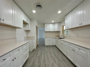 Building Photo - 912 NE 9th Ct