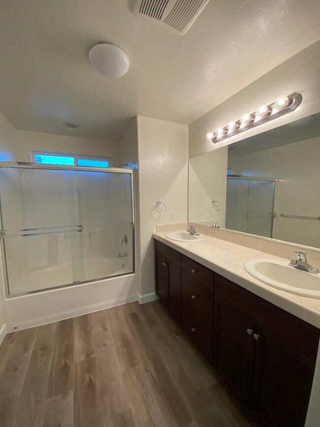 Building Photo - 450 Topanga Ct