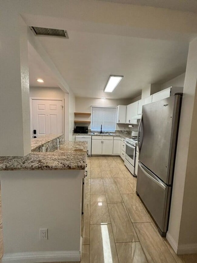 Building Photo - Beautiful Dual Master Townhome Palmdale