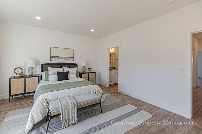 Building Photo - END UNIT - Darling 3 Bed 2.5 bath townhome...