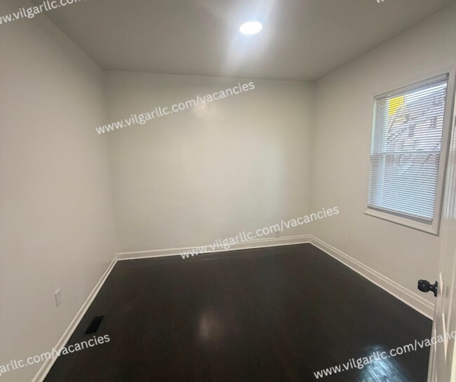 Building Photo - 2435 Diamond St