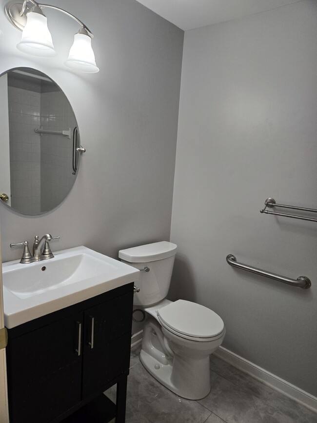 Building Photo - Two Bedroom Condo One level two bedroom co...