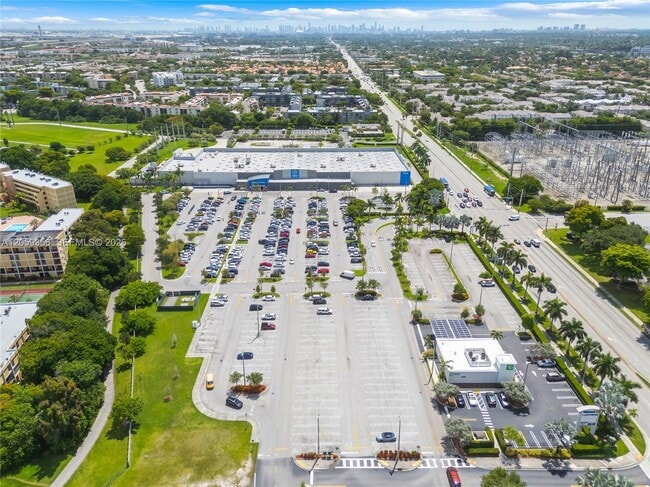Building Photo - 9320 Fontainebleau Blvd