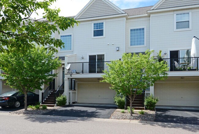 Building Photo - Spacious 4-Bed 3.5-Bath in Blaine - Available 6/10!