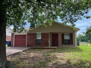 Building Photo - "Charming 3-Bedroom with 2 Full Baths in F...