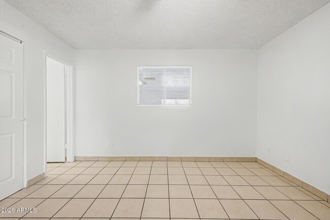 Building Photo - 6944 W Solano Dr N