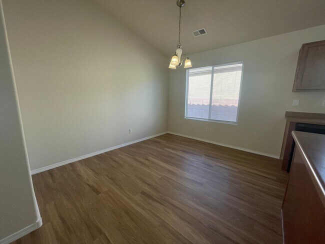 Building Photo - 4 bed 2 bath home in Huning Ranch.