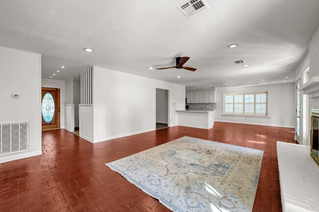 Building Photo - 26926 Maplewood Dr