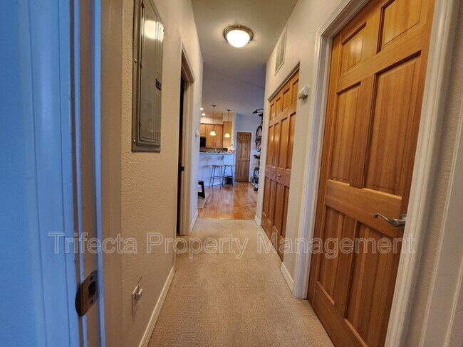 Building Photo - 5220 Boardwalk Dr
