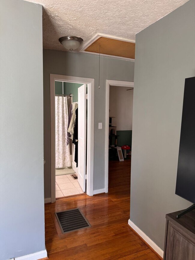 Building Photo - 2 Bedroom with Possible 3rd || 1 Bathroom - Single Family Home