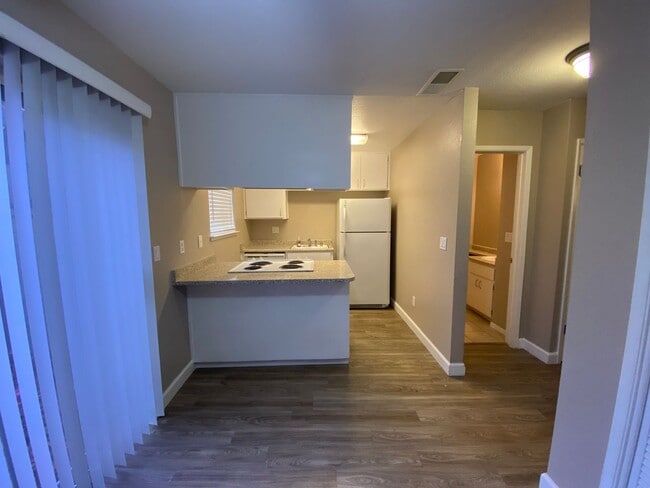 Building Photo - Updated 2 Bedroom Townhome