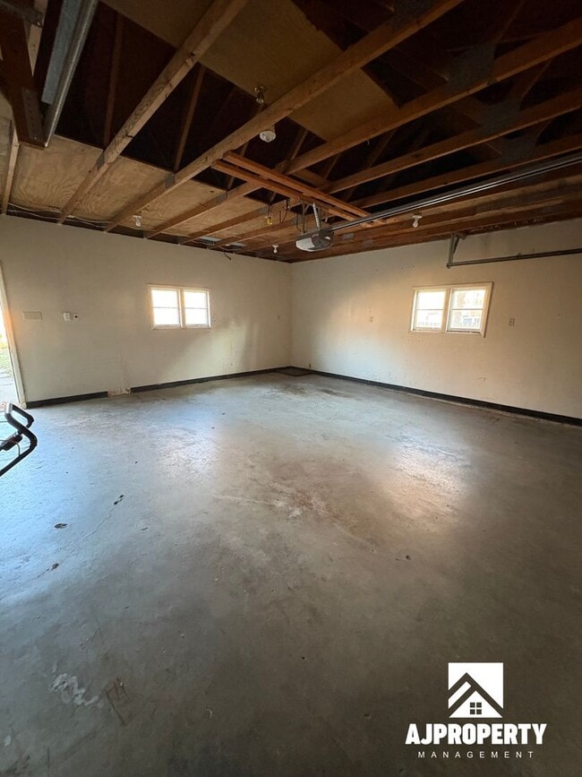 Building Photo - 3012 S Phillips Ave