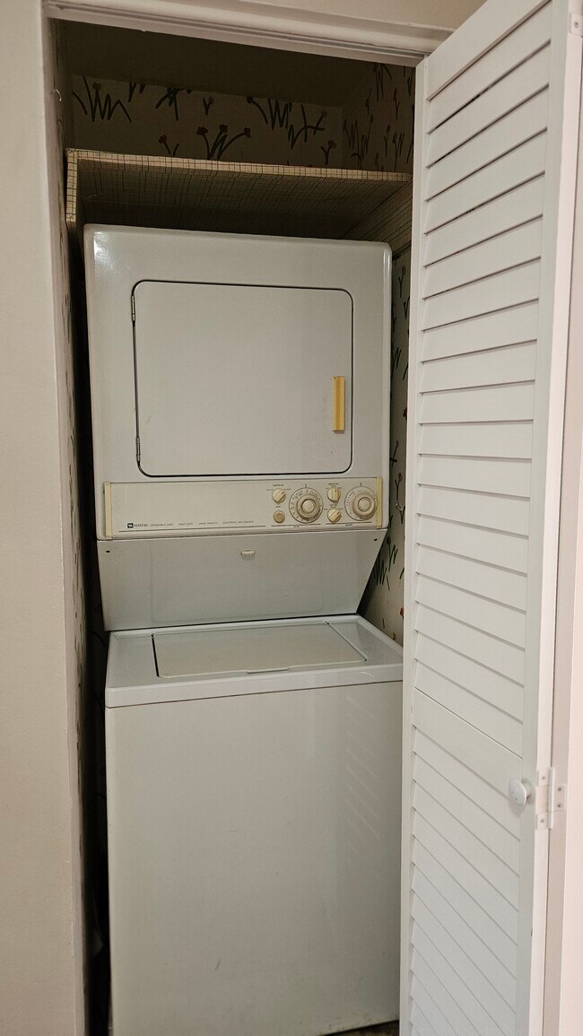 Laundry - 410 Echo Ln