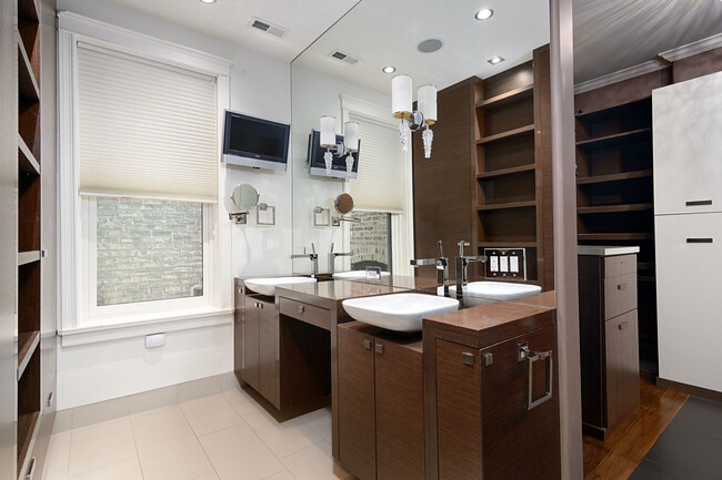 Building Photo - 1347 N State Pkwy