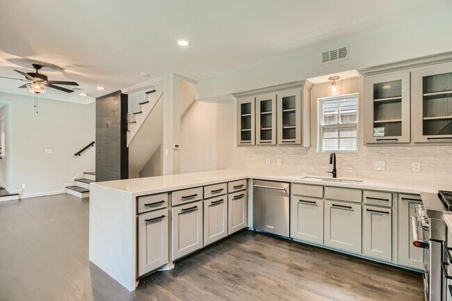 Building Photo - Impressive Cochran Heights home with outdo...