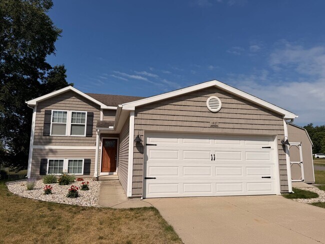 Building Photo - 1627 Hamlet Dr