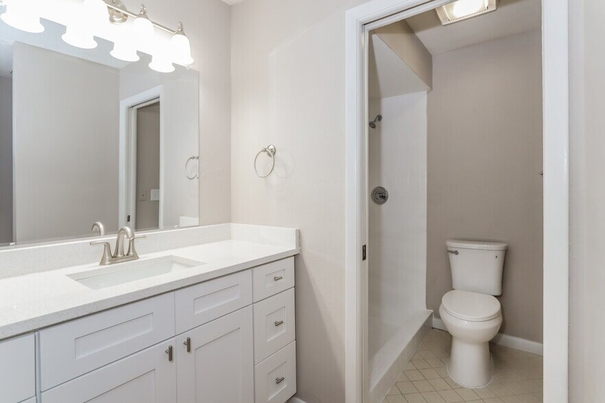 Building Photo - 11504 Robles Del Rio Pl