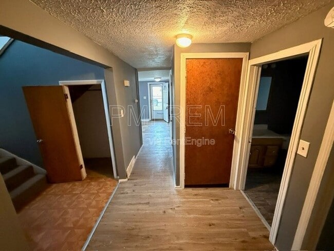 Building Photo - 221 W Way St