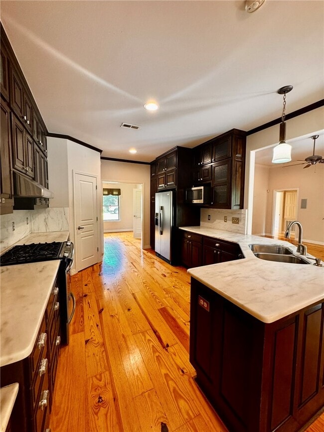 Building Photo - 723 N Lakeview Dr