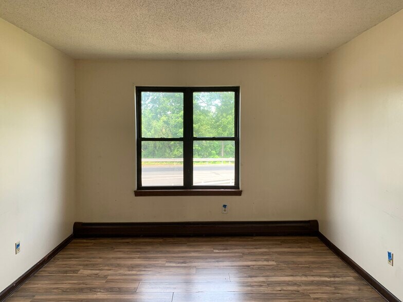 Building Photo - 4 Flower St