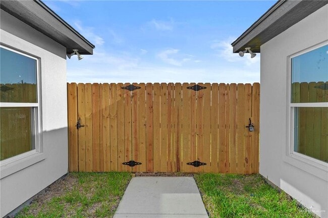 Building Photo - 17 Selena St