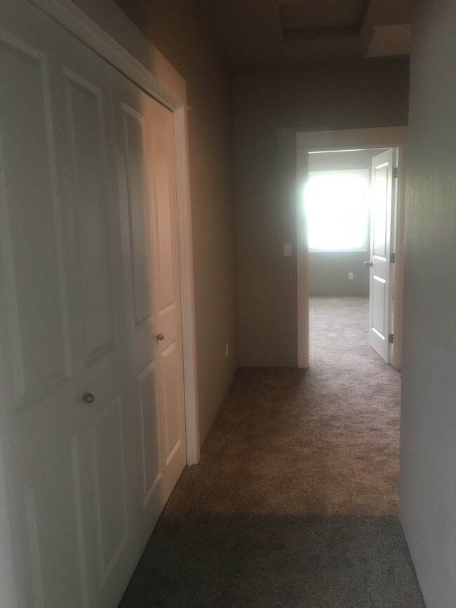 Building Photo - Beautiful Townhome in East Medford