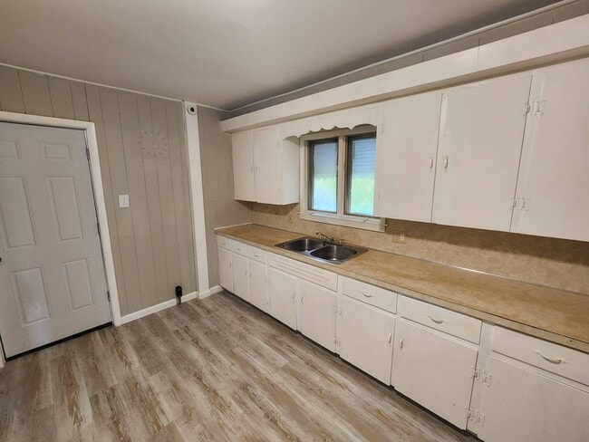 Building Photo - Charming 2-Bedroom Property in Prime Location