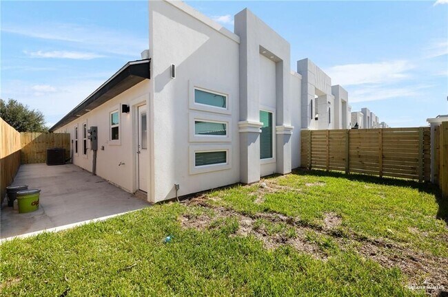 Building Photo - 18 Monaco Dr