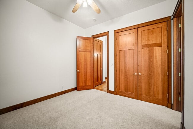 Building Photo - "Spacious 4-Bedroom, 4.5 Bathroom 4792 sq. ft. Retreat with Scenic Views and Cozy Fireplace in St...