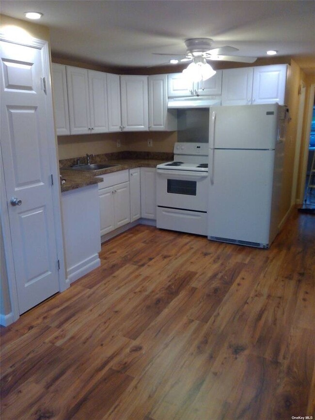 Primary Photo - 26 Pinelawn Ave