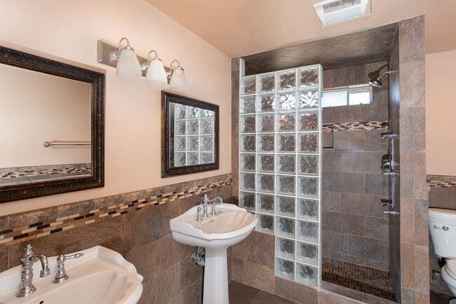 Building Photo - Schedule a tour today for a BEAUTIFUL 3-Bedroom, 3-Bath!