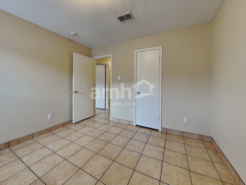 Building Photo - 800 Castlewick Ct