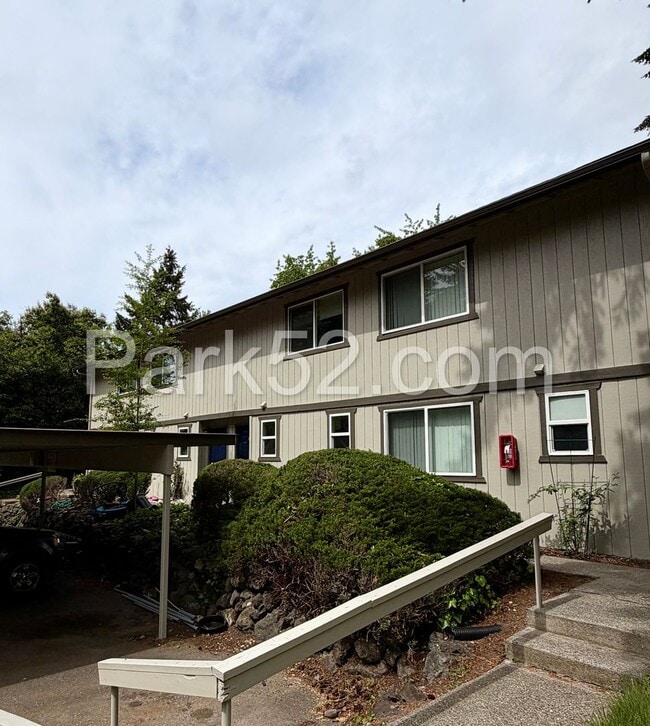 Building Photo - $250 Off First Full Month! Updated 2 Bedroom University Place Townhome