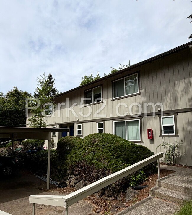 Building Photo - Updated 2 Bedroom University Place Townhome