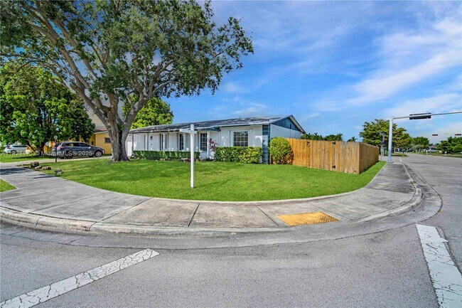 Building Photo - 10591 SW 122nd Ct