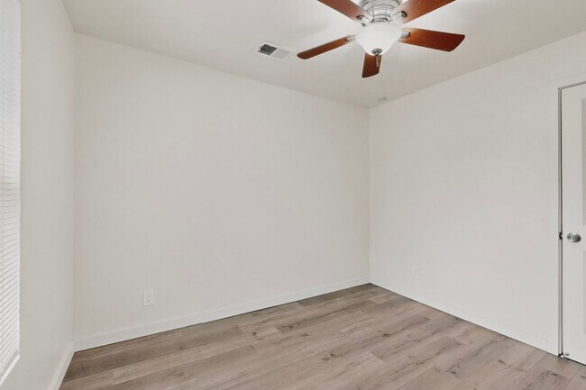 Building Photo - 1846 Henry Cir SW