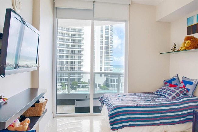 Building Photo - 15901 Collins Ave