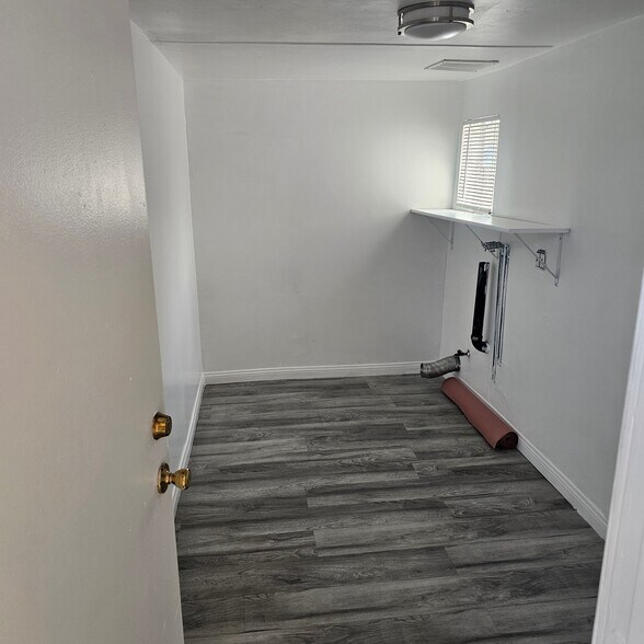 Building Photo - 1540 W 58th St