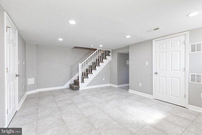 Building Photo - 3501 Woodstock Ave