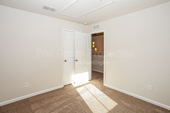 Building Photo - 160 Browband St