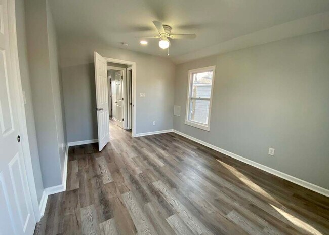 Building Photo - 2-Bedroom, 1 Bath Single Family for Rent in Middletown , OH|  Modern Kitchen