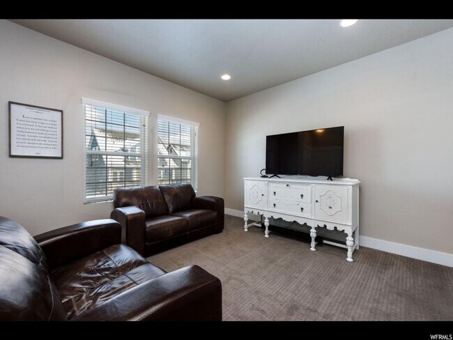 Building Photo - Great Daybreak Home Available March 1!