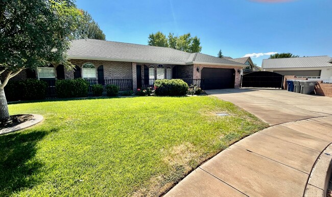 Building Photo - AMAZING YARD in quiet cul-de-sac in Santa ...