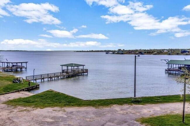 Building Photo - The home is a 1 story, 2 car garage 3 bedrooms, 2 full baths. Open floor plan from the kitchen ar...