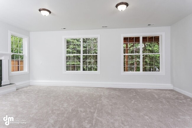 Building Photo - Beautiful home with 5 bedroom, 3.5 baths, ...