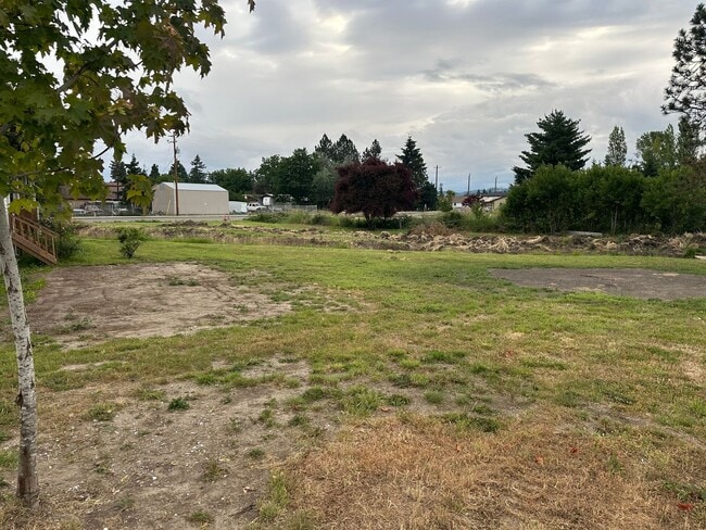 Building Photo - Large 4 Bedroom 2 Bath 1 Story Home with Large back deck